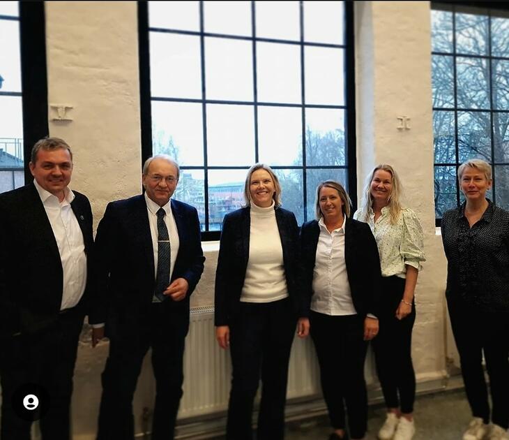 Sylvi Listhaug FRP, står sammen med Larviks politikerne Gina Johnsen og Per Manvik. Og fra iVekst Anne Andersen og Kari Anne Leion. 